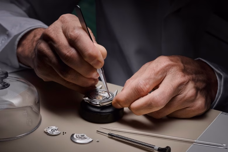 discover-rolex-servicing-2-sav1910dh_005c-portrait